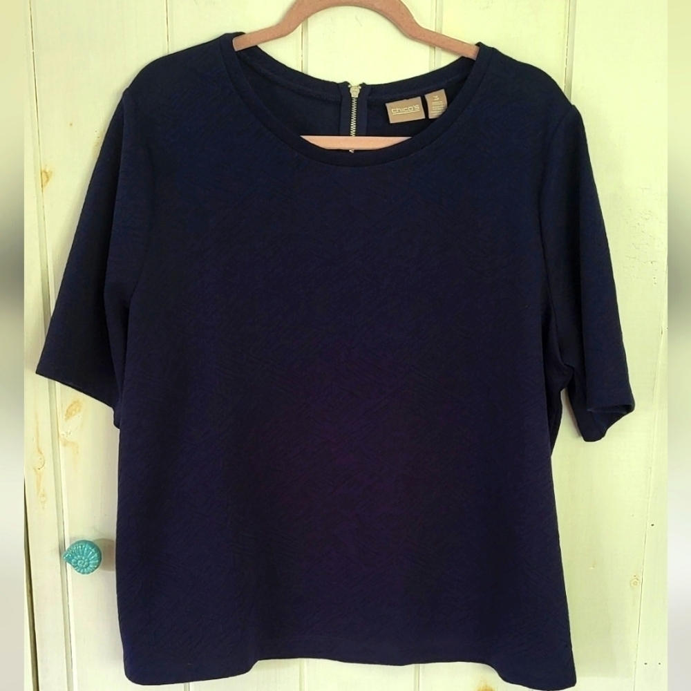 Chico's Textured Scoop Neck Back Zip Shortsleeve Stretch Top